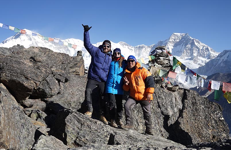 Guðmundur og Helen, ásamt nepalska leiðsögumanninum sínum á Gokyo Ri