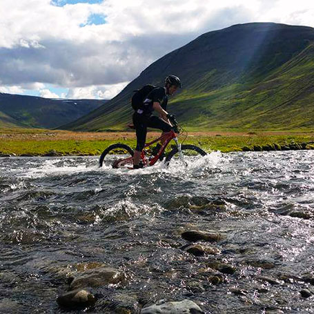 Atla finnst fátt skemmtilegra en að vera úti í skógi að bruna niður stíga og klífa upp hæðir.