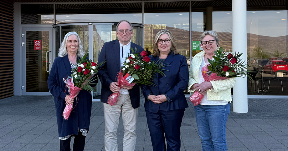 Mynd af þeim Önnu, Stéfáni og Guðrúnu, ásamt Áslaugu rektor