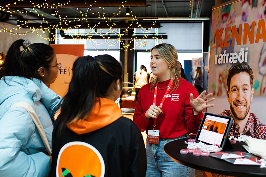 Stúdent kynnir kennarafræði fyrir gestum