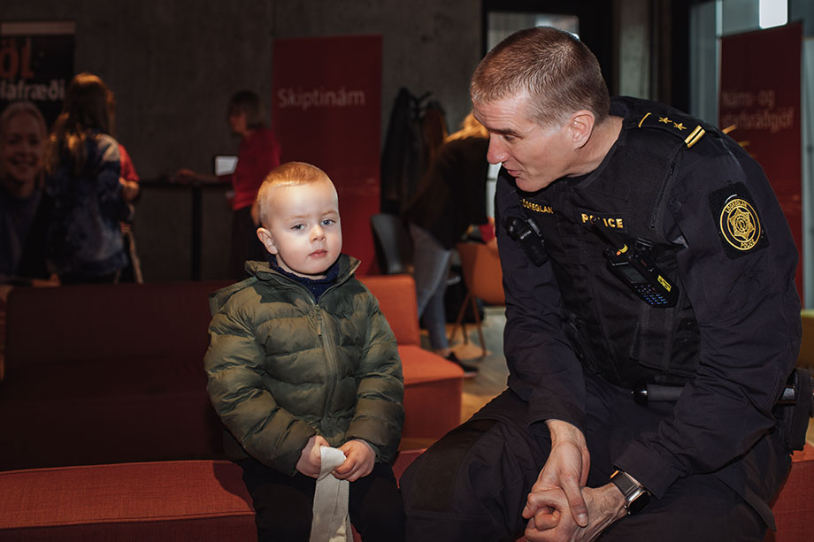 Lítill drengur spjallar við lögreglumann