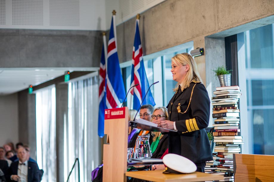 Heiðursgestur Háskólahátíðar var Sigríður Björk Guðjónsdóttir, lögreglustjóri á höfuðborgarsvæðinu og flutti hún heilnæma og einlæga ræðu auk þess að gefa kandídötum góð heilræði í veganesti.