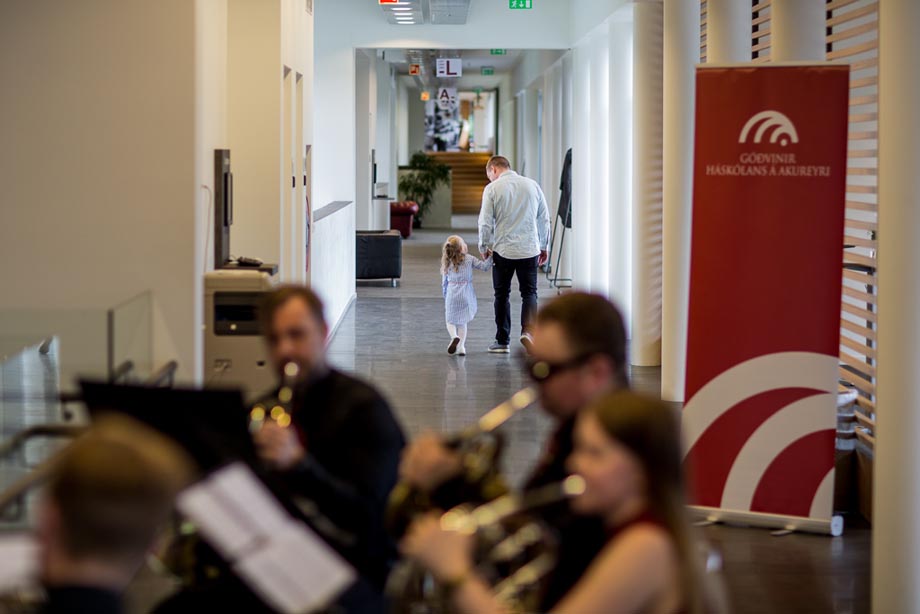 Að athöfn lokinni buðu Góðvinir og Háskólinn til móttöku á fræðasviðunum.