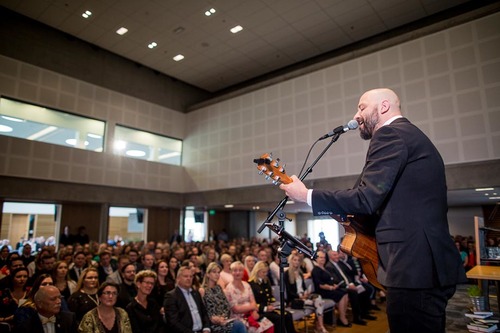 Magni Ásgeirsson sá um tónlist.