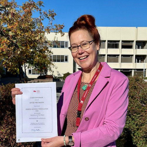Antje Neumann með viðurkenningarskjal Grænu kennsluverðlaunanna