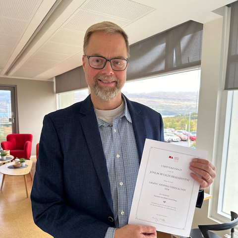 Jón Þorvaldur Heiðarsson með viðurkenningarskjal Grænu kennsluverðlaunanna
