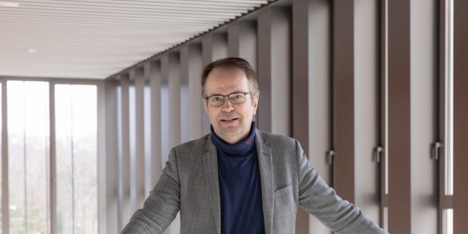 Hlaut Fálkaorðuna fyrir kennslu og fræðistörf