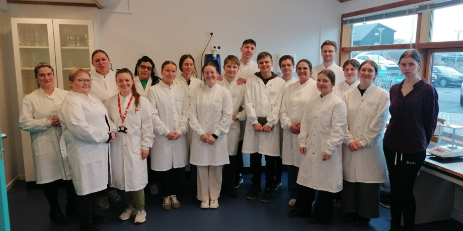 Eva María, með rautt hálsband, ásamt starfsfólki rannsóknastofu og nemendum við Fróðskaparsetur Fære&hellip;