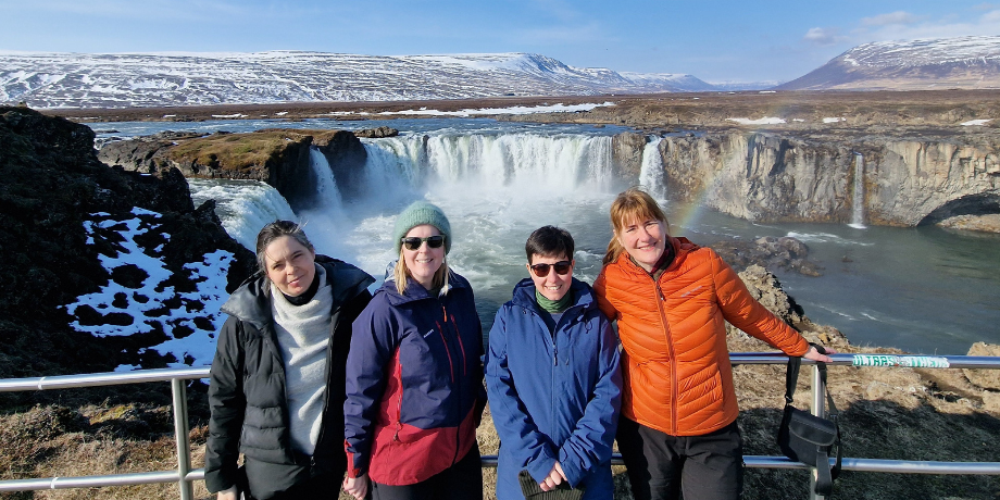 Zuzana Macuchova frá Svíþjóð, Lisa Knatterud Wold og Deniz Akin frá Noregi með Mörtu á ferð um Norðu&hellip;