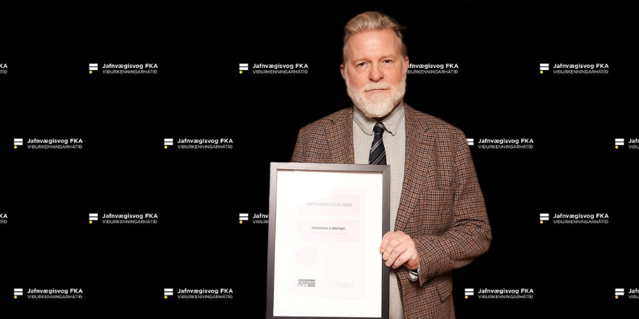 Brynjar Karlsson, forseti Heilbrigðis-, viðskipta- og raunvísindadeildar, tekur við viðurkenningunni