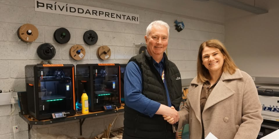 Á myndinni má sjá Benedikt Barðason og Svövu Björk Ólafsdóttur við undirritun