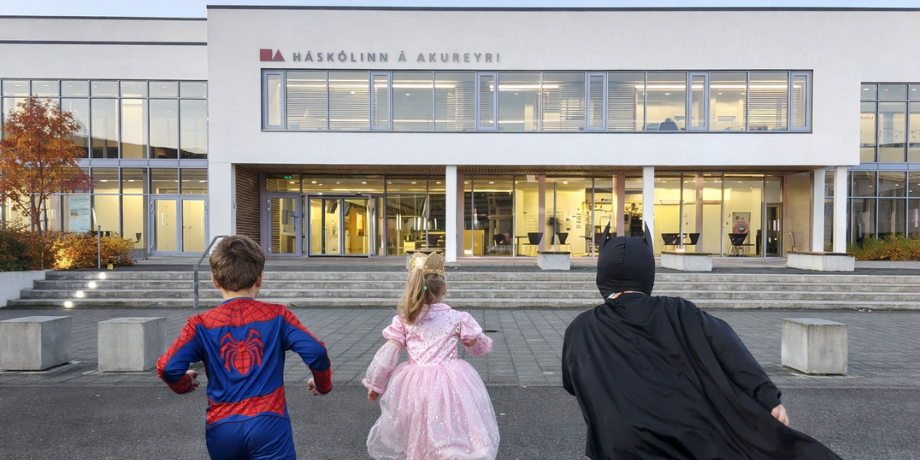 HA tekur vel á móti alls kyns syngjandi verum á öskudaginn