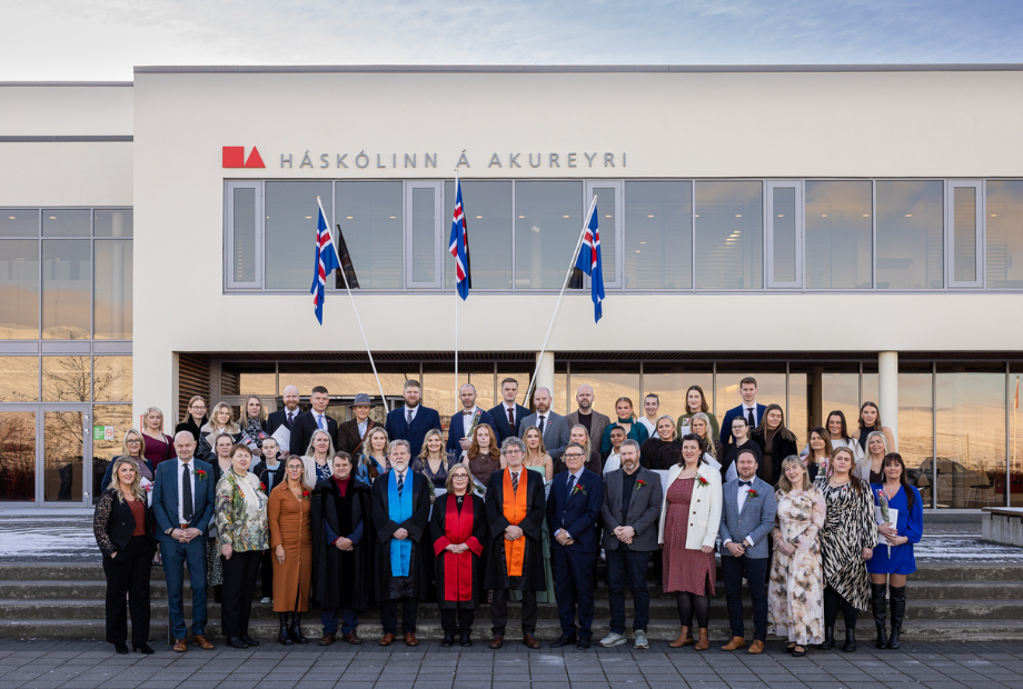 Brautskráningu 93 kandídata fagnað í fallegu vetrarveðri