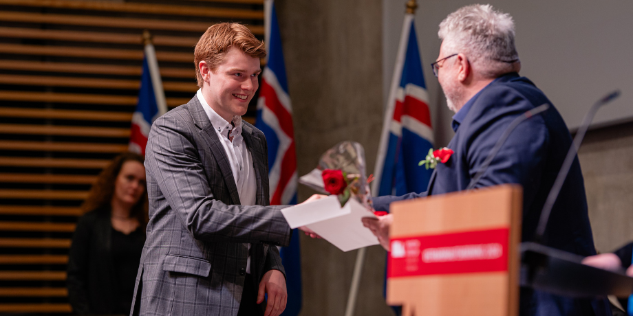 Áfanga hátt í 100 kandídata fagnað á Vetrarbrautskráningarathöfn