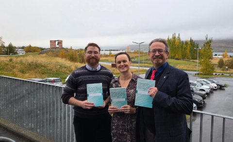 Á myndinni má sjá Romain, Rachael og Giorgio með eintök af bókinni