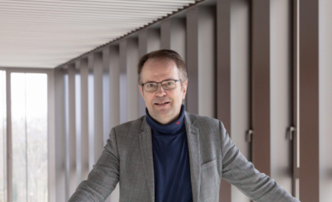 Hlaut Fálkaorðuna fyrir kennslu og fræðistörf