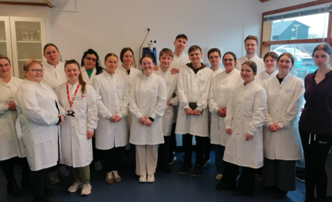 Eva María, með rautt hálsband, ásamt starfsfólki rannsóknastofu og nemendum við Fróðskaparsetur Fære&hellip;