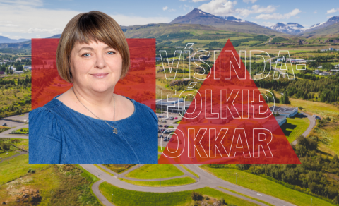 Kórfélagi með klarínett í annarri og leikgleði í hinni