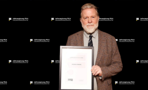 Brynjar Karlsson, forseti Heilbrigðis-, viðskipta- og raunvísindadeildar, tekur við viðurkenningunni