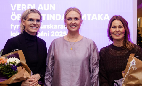 Við afhendingu verðlaunanna. Fyrir miðju er Alma Ýr Ingólfsdóttir, formaður ÖBÍ, Sara til hægri við …