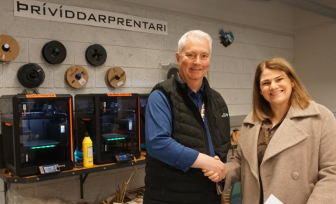 Á myndinni má sjá Benedikt Barðason og Svövu Björk Ólafsdóttur við undirritun
