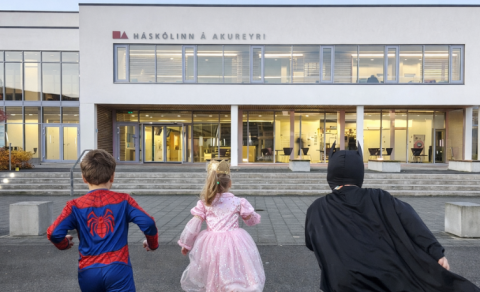 HA tekur vel á móti alls kyns syngjandi verum á öskudaginn