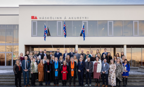 Brautskráningu 93 kandídata fagnað í fallegu vetrarveðri